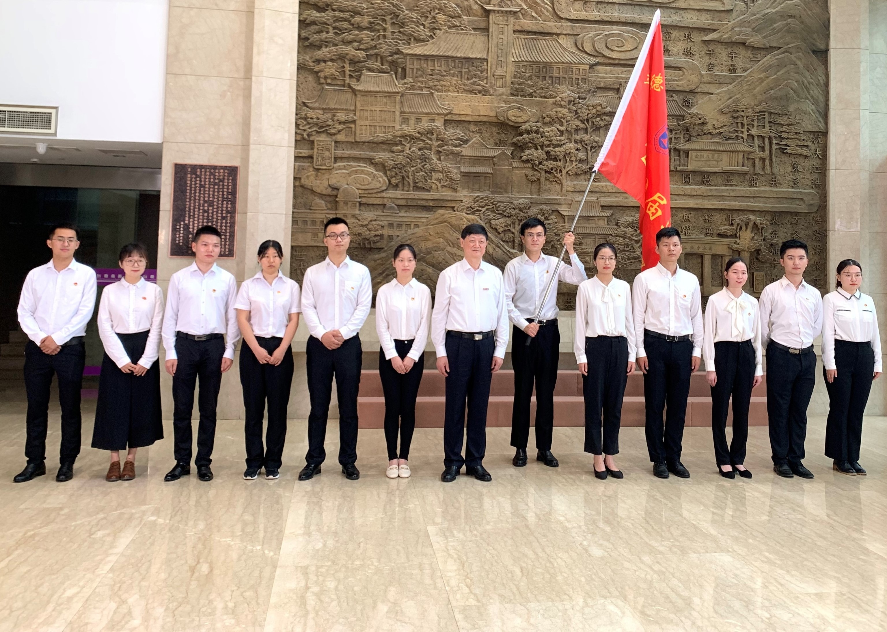 胡书记给选调生代表授旗