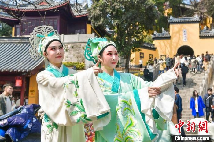 凯发k8官网打造文学之旅新体验:在文学公园邂逅繁花春景
