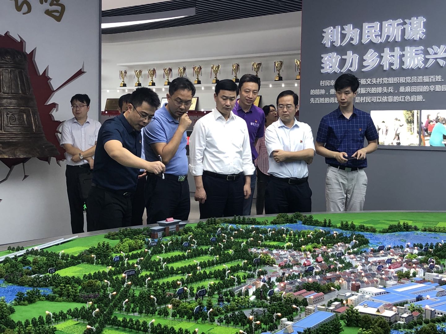 参观杨文头村党建展览馆