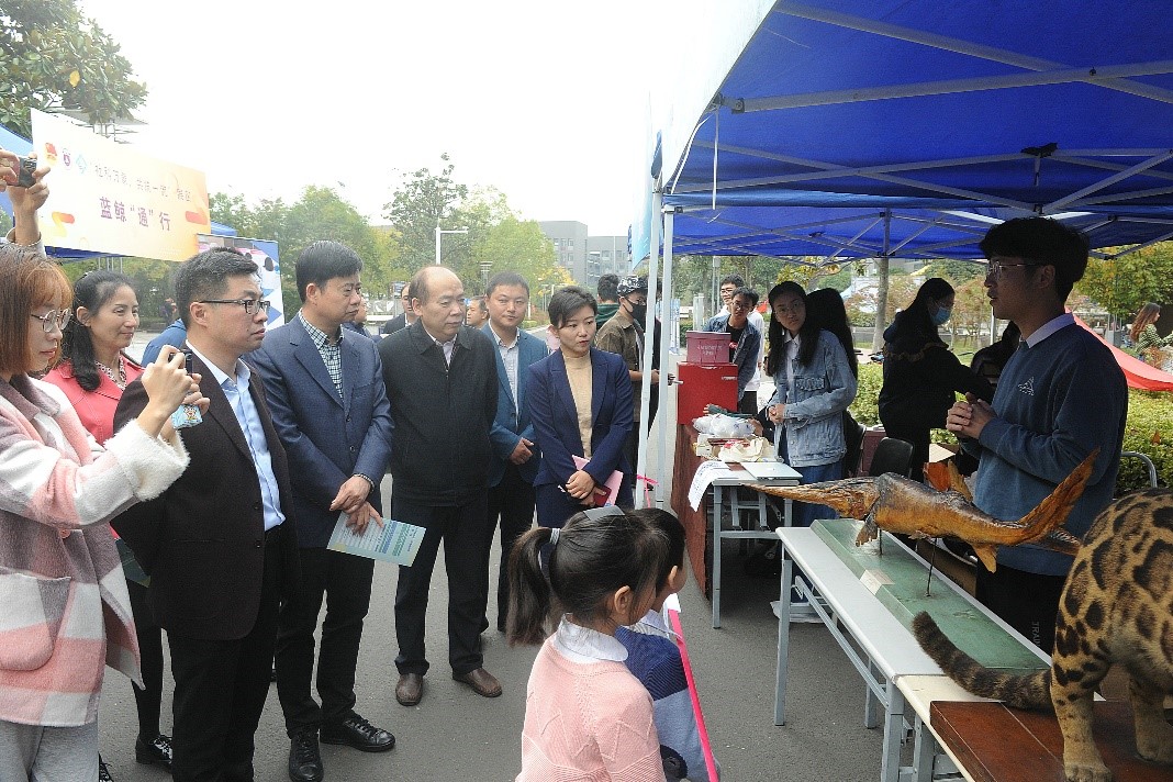 参观展台(王红兵)