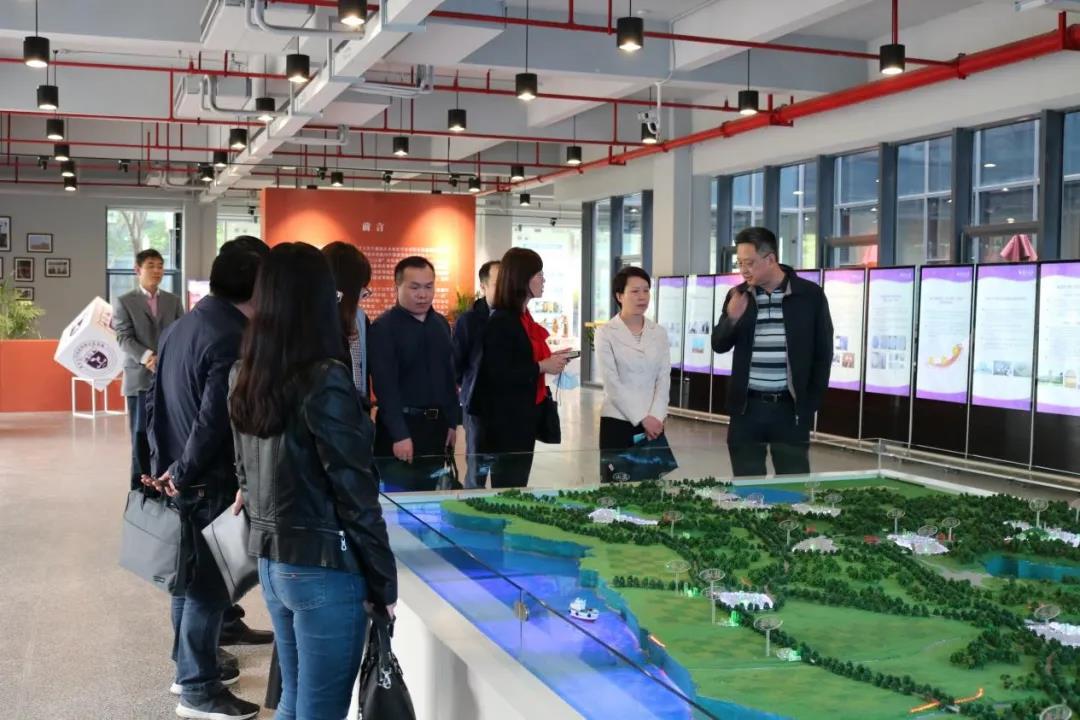 卢静副区长一行参观凯发k8官网国家双创示范基地展厅