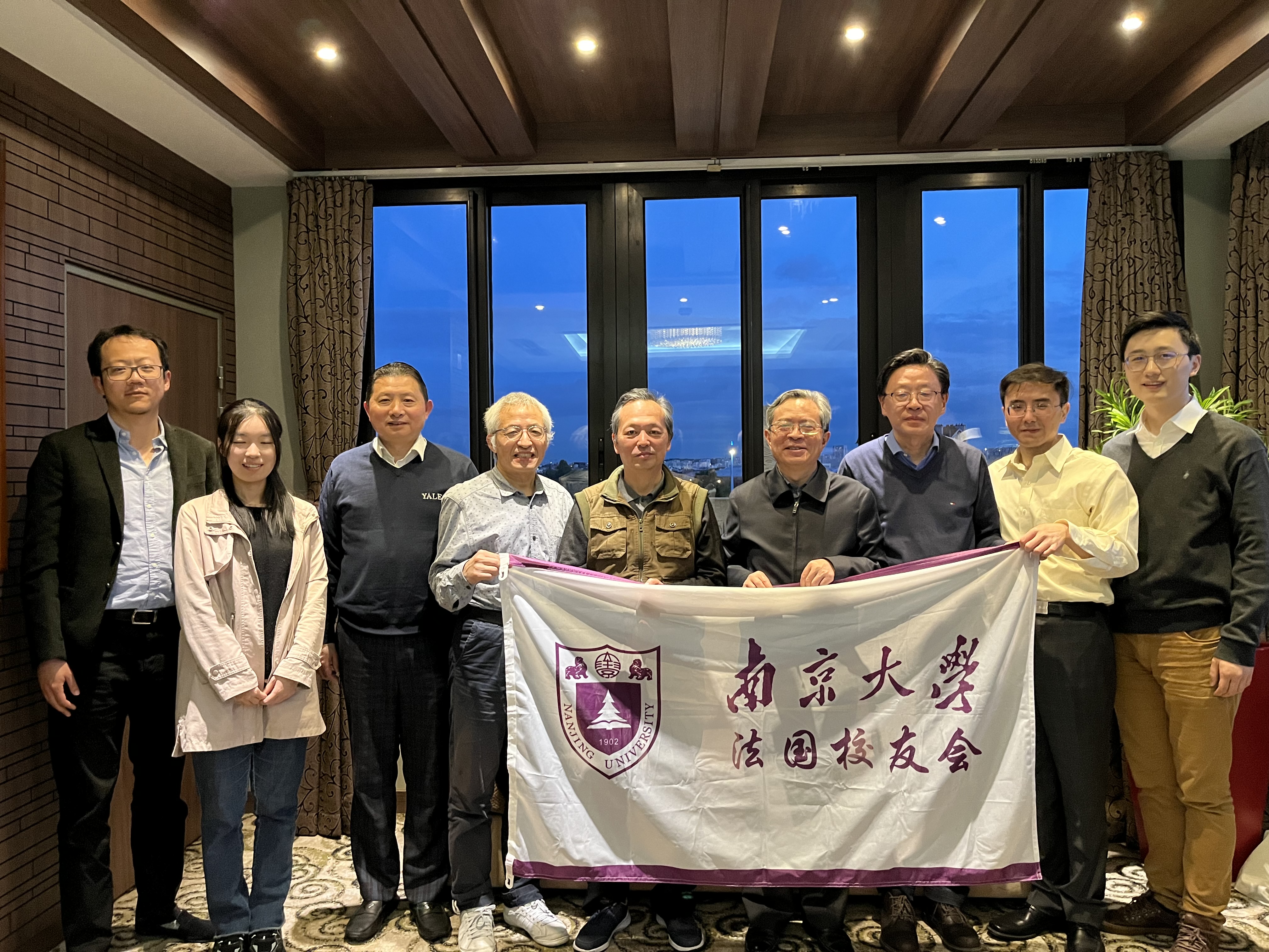 与校友会负责人合影.JPG